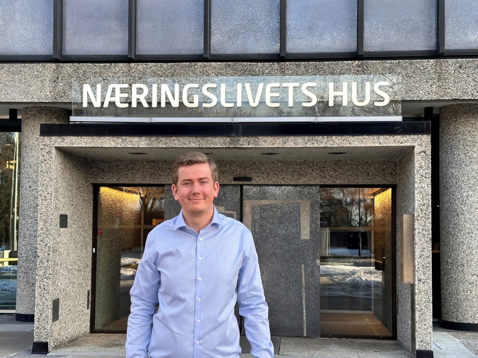 Kommunikasjonsrådgiver Felix Haave foran Næringslivets Hus i Oslo