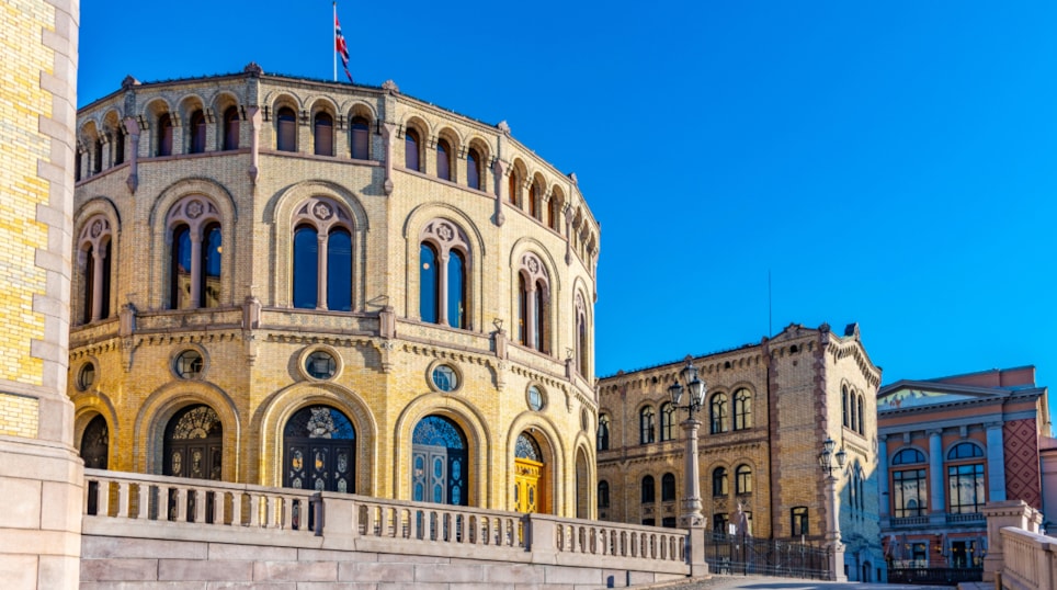 Stortinget og Løvebakken med blå himmel.