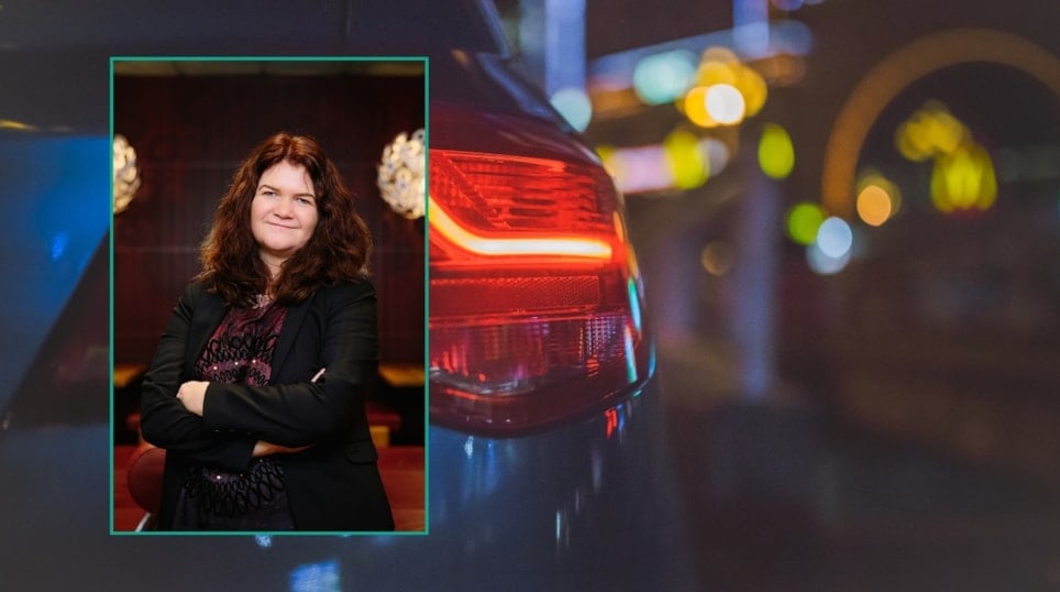 Baklyset til bil i bakgrunnen med portrettfoto av Kristin Bremer Nebben i forgrunnen