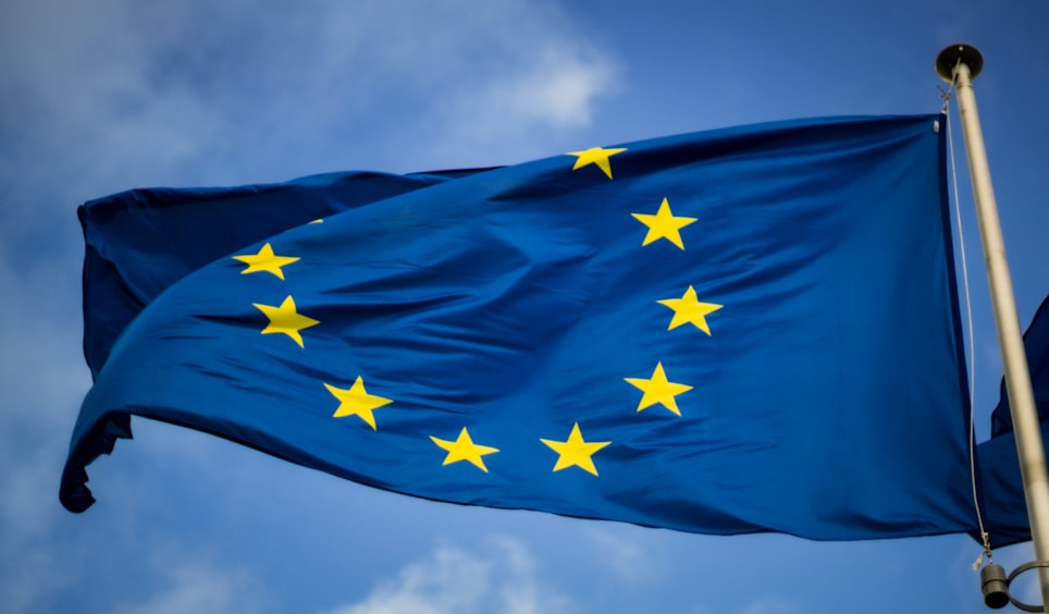 Den europeiske unions flagg som vaier i vinden