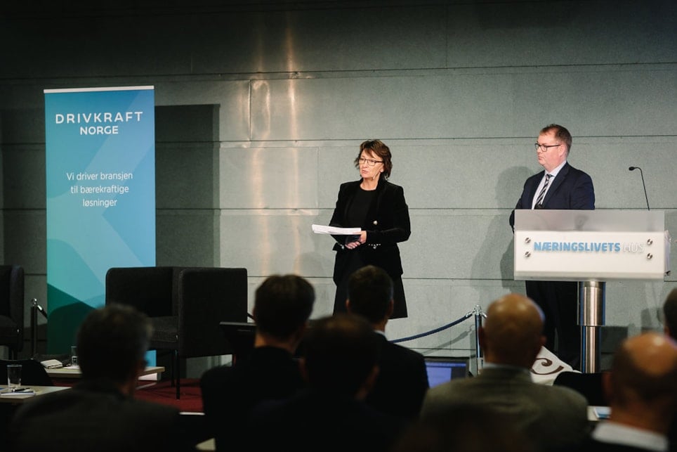 Generalsekretær i Drivkraft Norge, Inger-Lise M. Nøstvik, sammen med fagsjef Kjartan Berland. Foto: Moment Studio