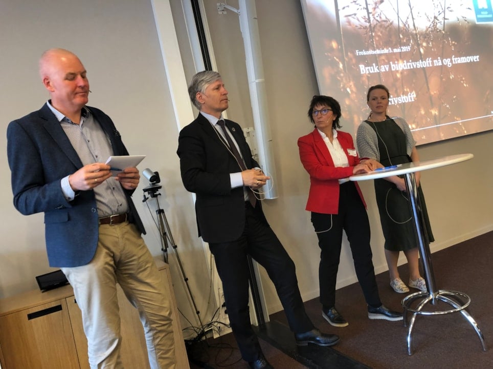 Gruppebilde av Tom Bratlie (Biodrivstoff 2030), klima- og miljøminister Ola Elvestuen, Inger-Lise M. Nøstvik (Drivkraft Norge) og Anna von Streng Velken (Miljødirektoratet)