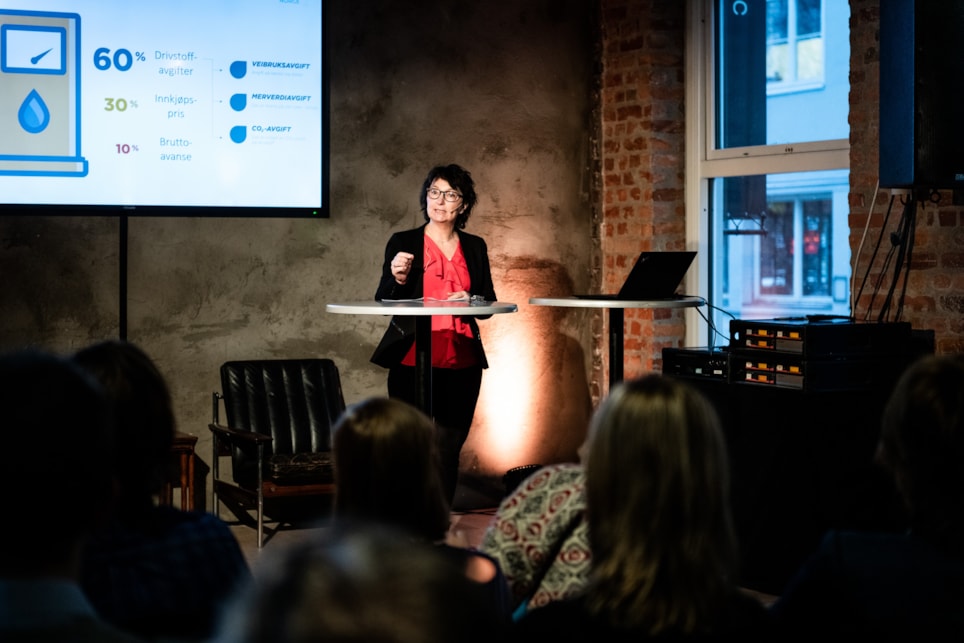 Inger-Lise M. Nøstvik snakker på frokostmøte