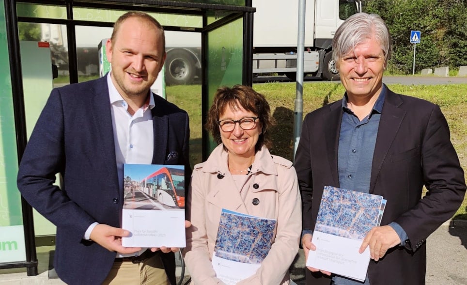 Gruppefoto av Jon Georg Dale (Frp), Inger-Lise M. Nøstvik, og Ola Elvestuen (V).