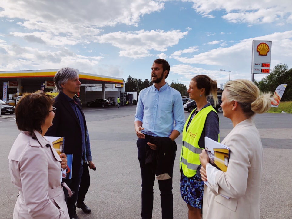 Inger-Lise M. Nøstvik på besøk hos Shell Mortensrud