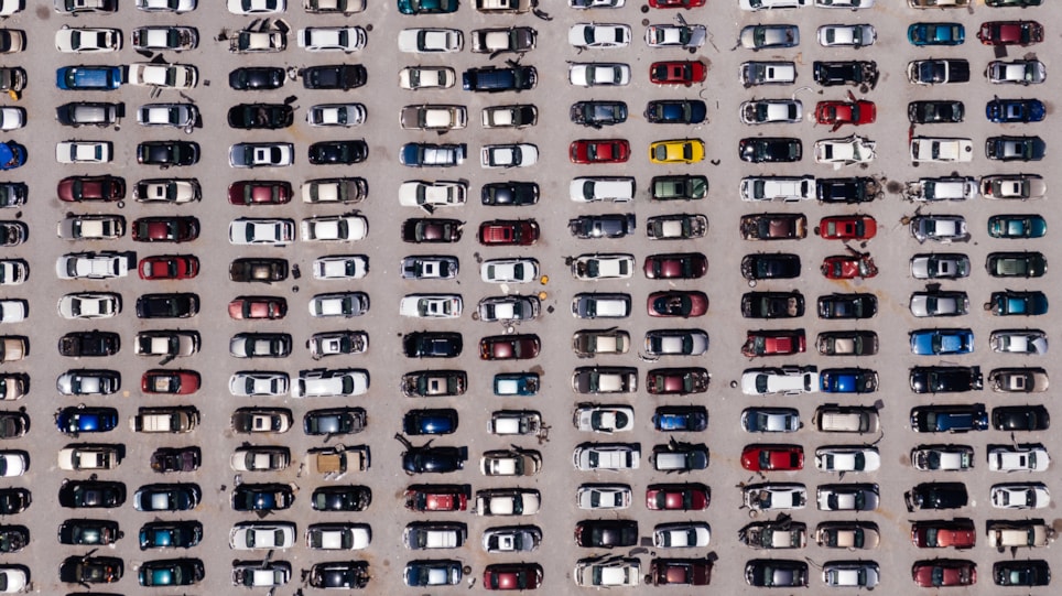 Flyfoto av hundrevis av biler på rekke og rad