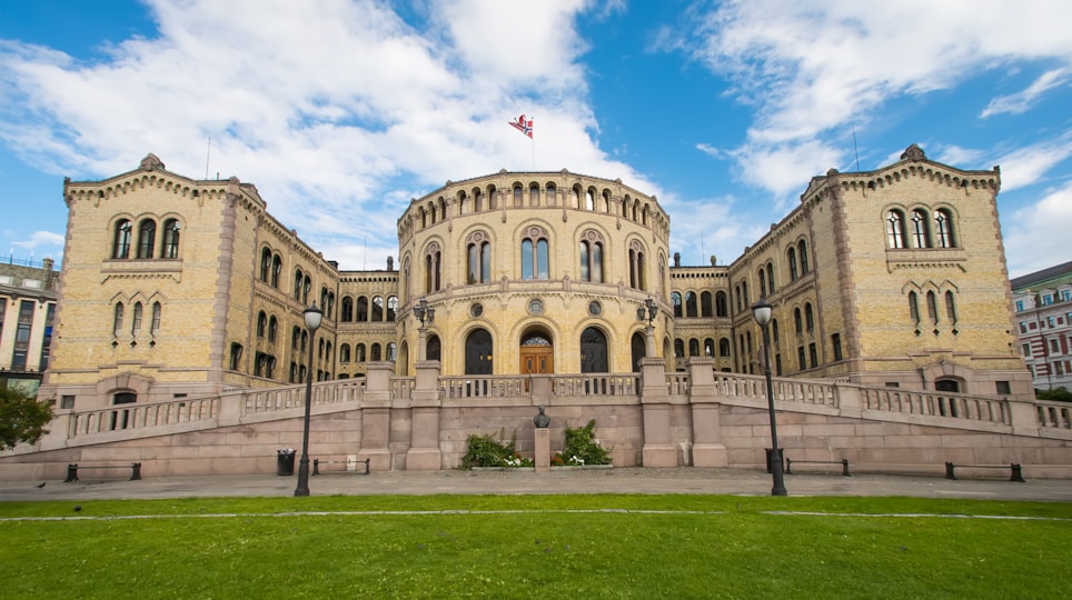 Stortinget og Løvebakken med blå himmel over